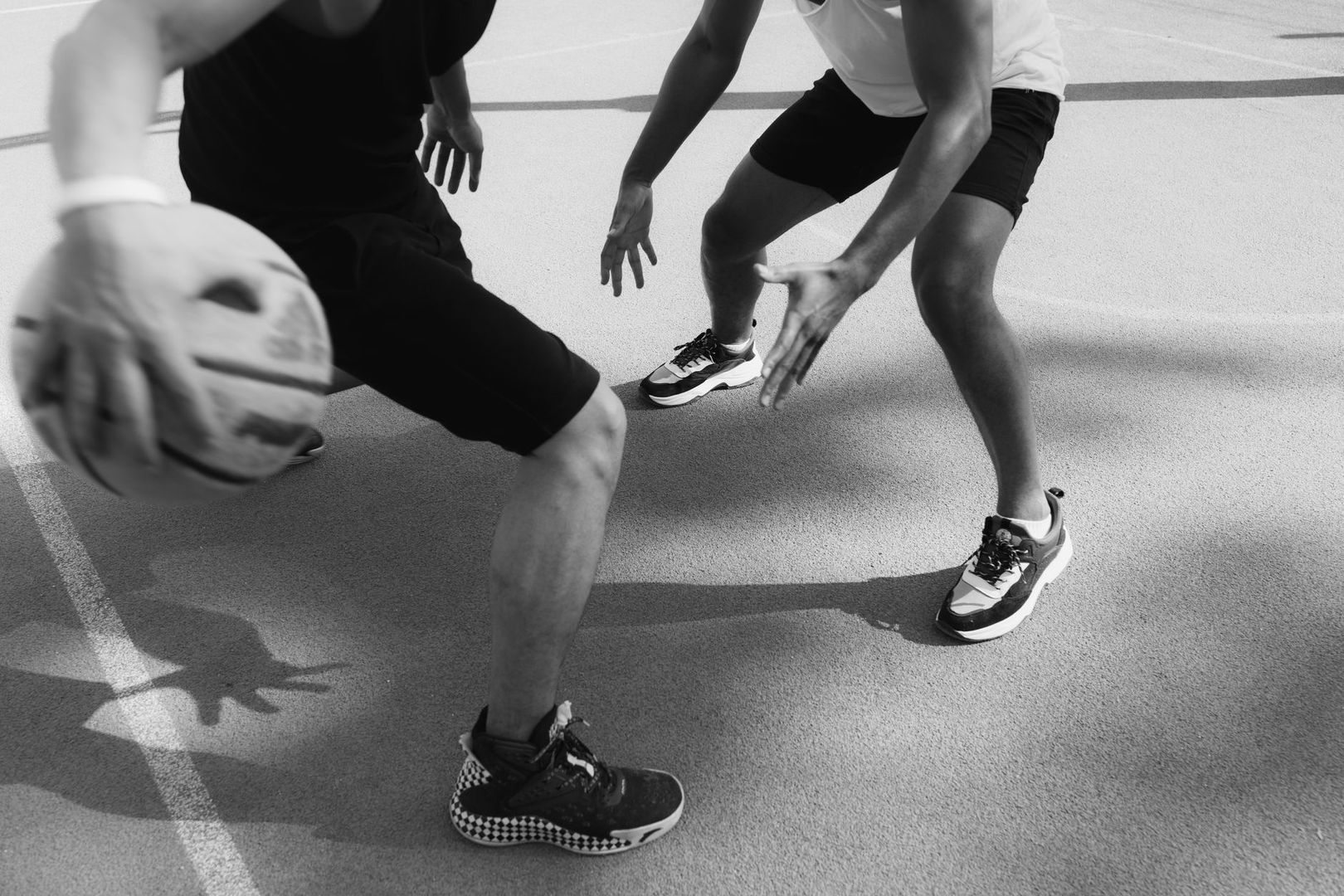 Två basketspelare i rörelse under ett intensivt anfall